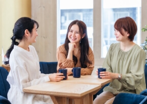 おしゃべり会で語り合う参加者の写真